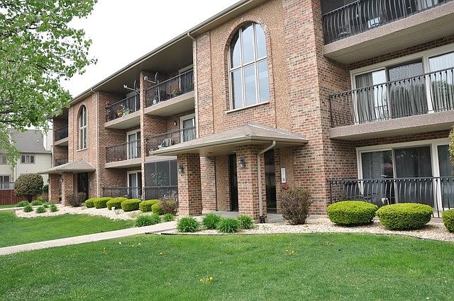1st image of 8204 W 111th St #2-3B