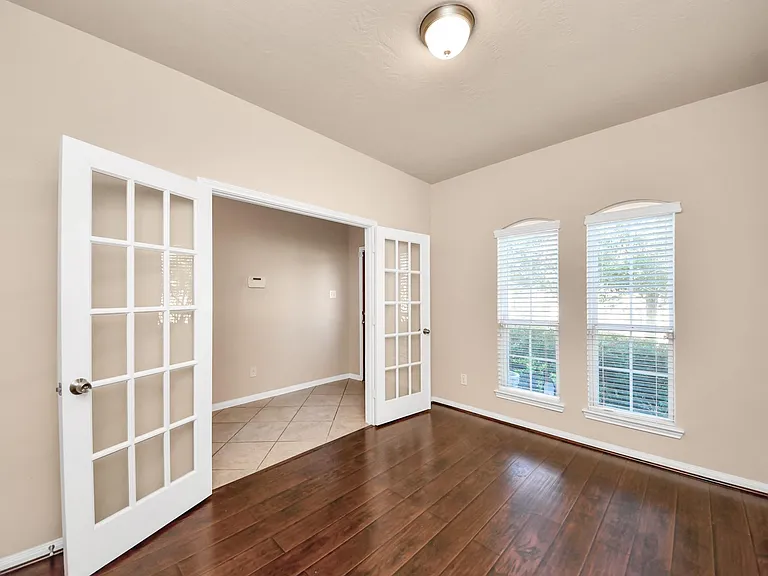 3115 Lake Dr — Photo 3
