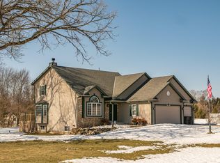 W308S8875 Woodland Dr, Mukwonago, WI 53149