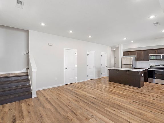 4th image of 1041 E Delmar St