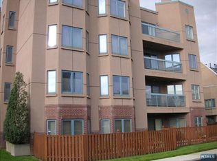 402 Ellery Ct, Edgewater, NJ 07020
