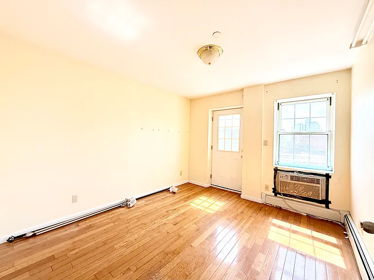 35-06 Leavitt St #7F — Photo 4