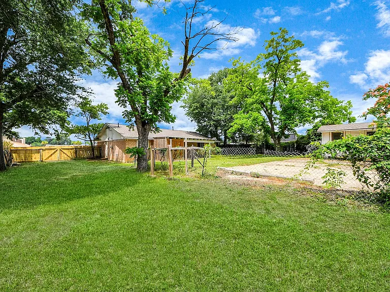 811 Hillcrest Dr — Photo 35
