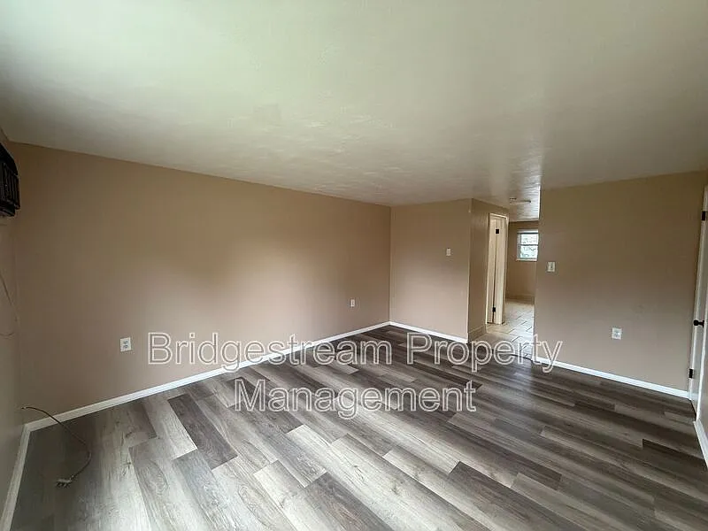 2 bed, 1.0 bath, $1,095 — Photo 1