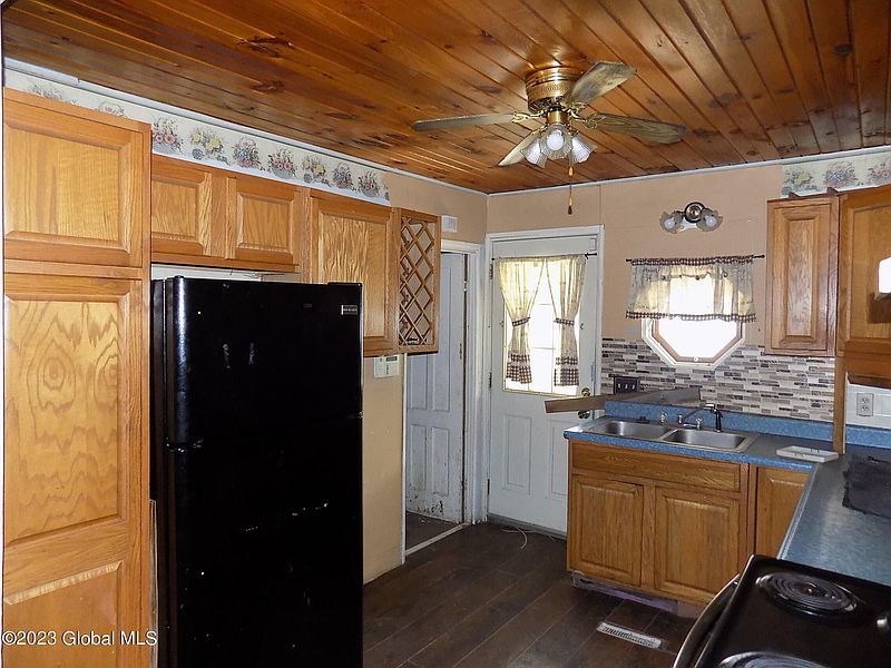 3rd image of 28 Horicon Avenue