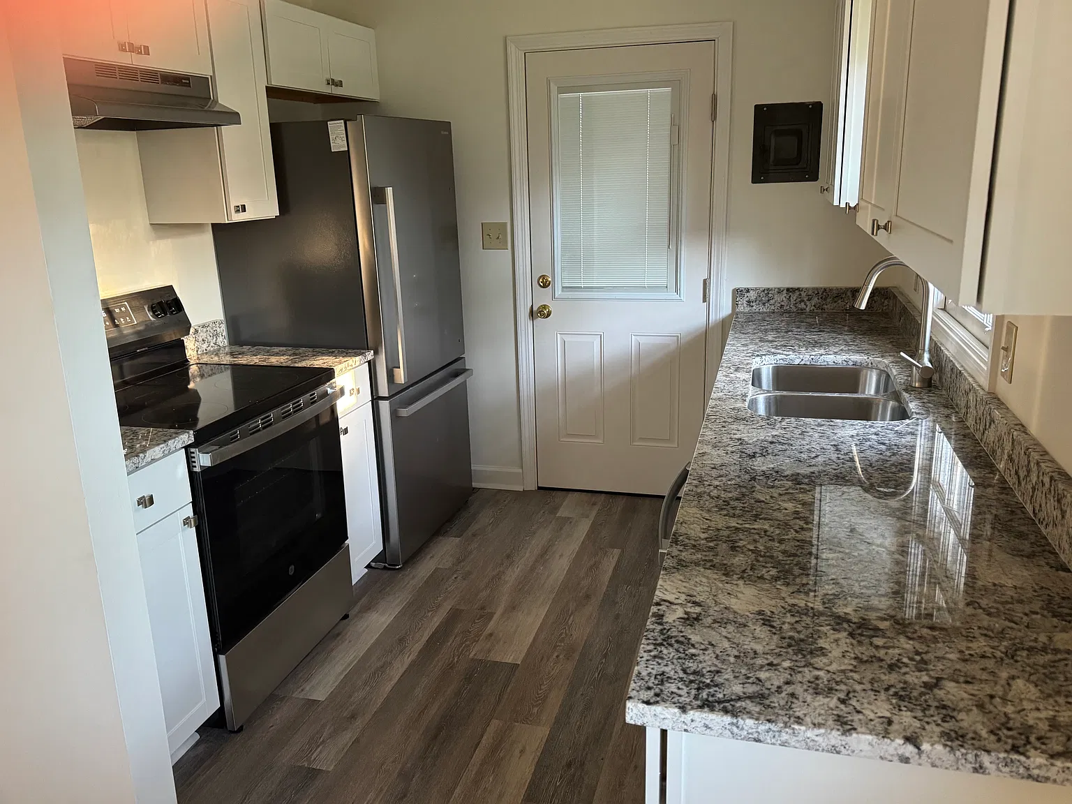 3 bed, 1.5 bath, 1025 sqft, $1,615 — Photo 3