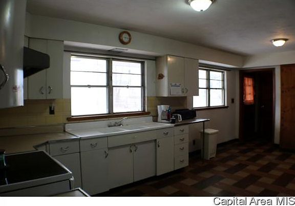 5th image of 122 E Waverly St