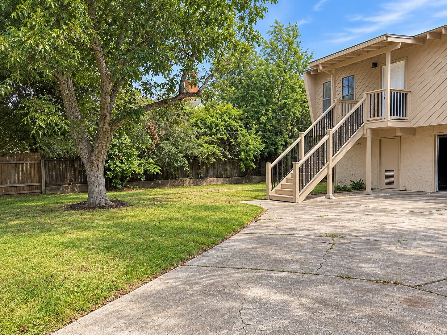 A Nassau Bay Home With Space And Character-- Wifi & Lawn Maintenance Included — Photo 4