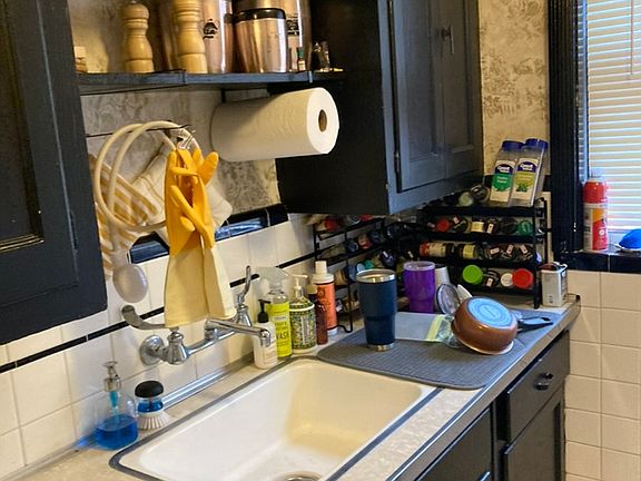 3rd image of 6364A Bancroft Ave #64A