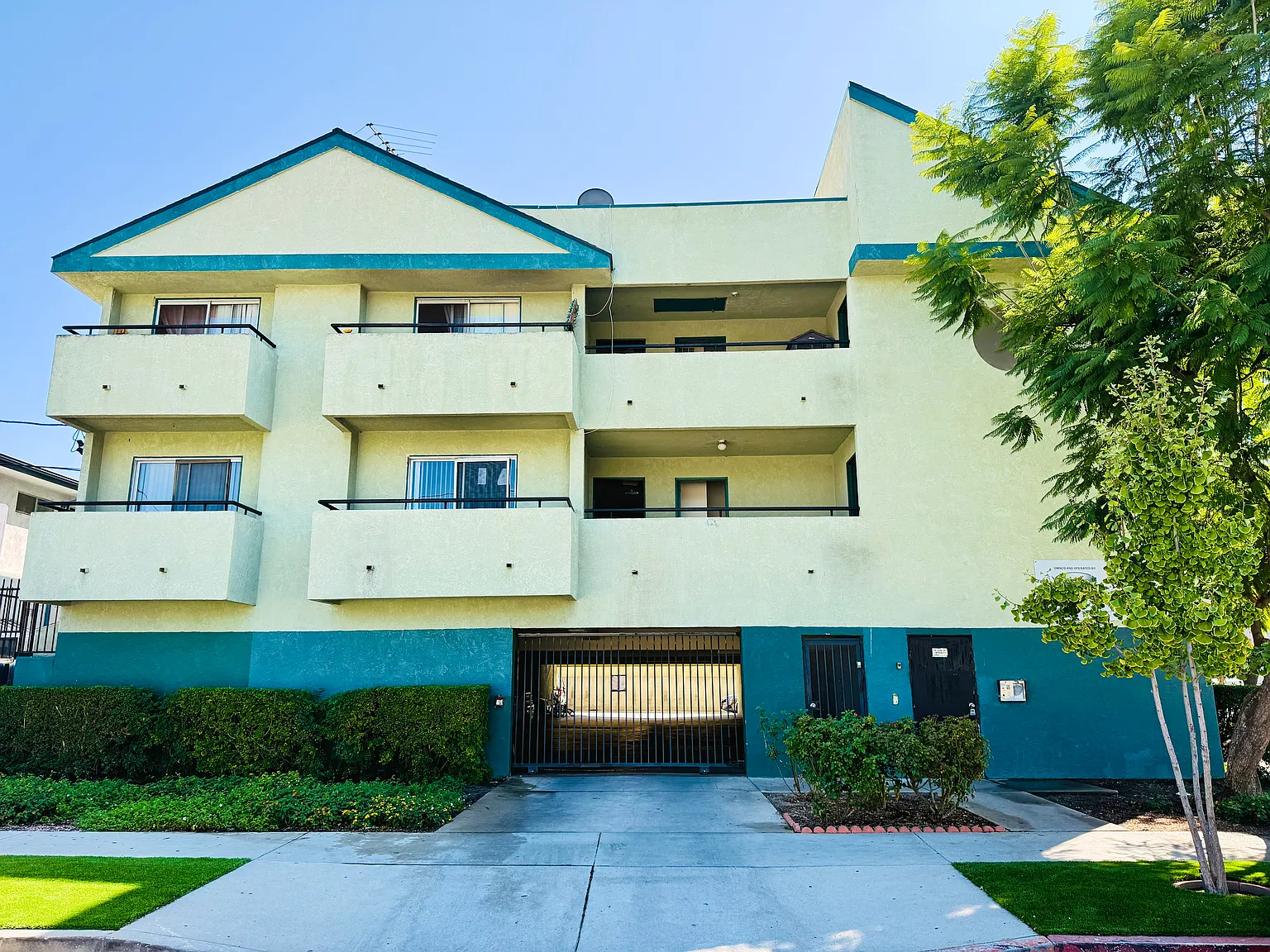 Ensign Ave, Sun Valley — Photo 1