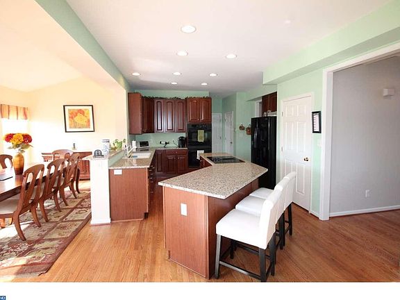 3rd image of 79 Allsmeer Dr