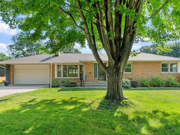 2823 Silver Lake Rd, Saint Anthony, MN 55418
