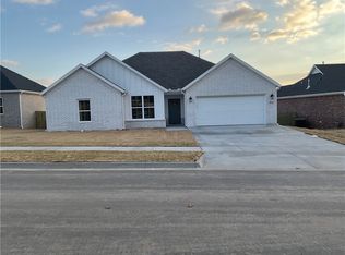 911 Round Top St, Prairie Grove, AR 72753