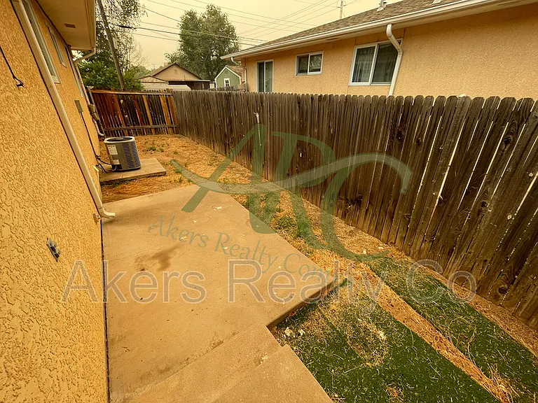 2722 Poplar St #B — Photo 9