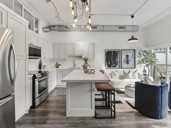 2 Fieldway Rd #211, Toronto, ON M8Z 0B9