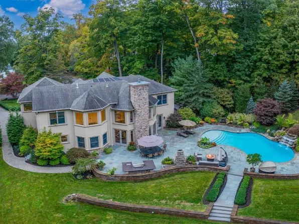 52 Hopper Farm Rd, Upper Saddle River, NJ 07458
