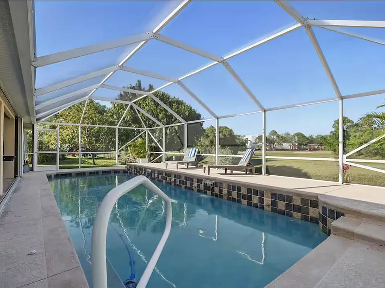 2473 SE Sidonia St — Photo 38