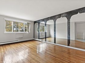 815 Throggs Neck Expy