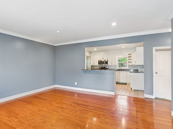 4th image of 1112 Rosary Ln
