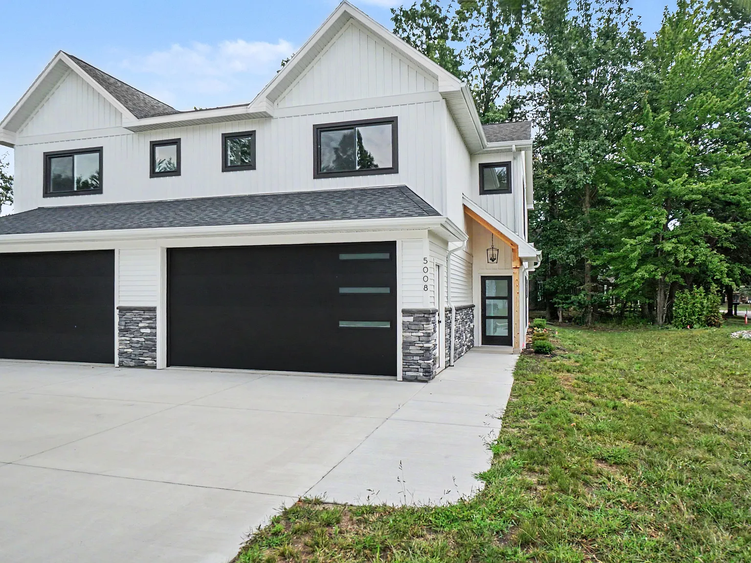 5008 Danbury — Photo 1