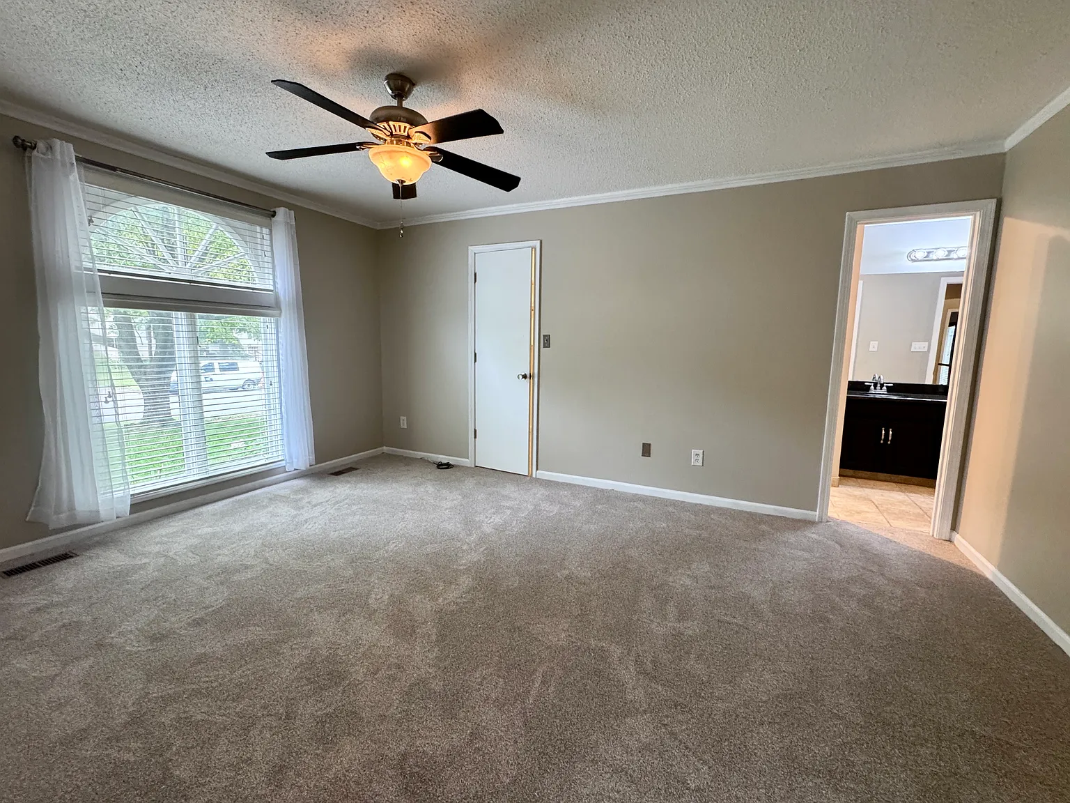 4 bed, 2325 sqft, $2,495 — Photo 4