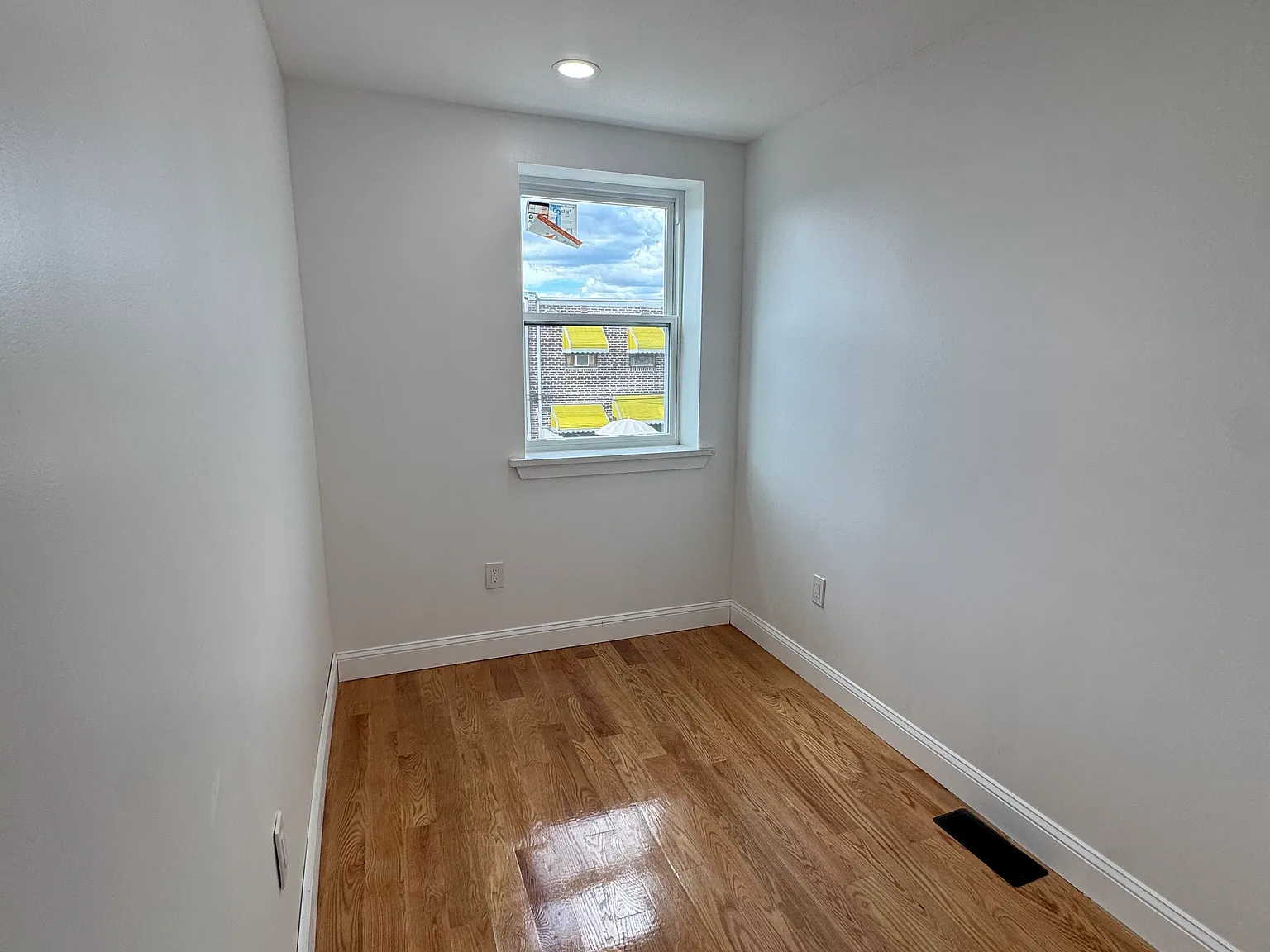 3 bed, 1100 sqft, $2,200 — Photo 3