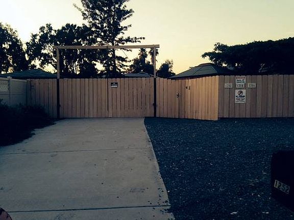 Gated driveway (remote control)