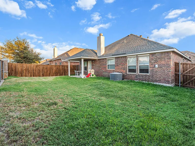 9412 Caliente Dr — Photo 45