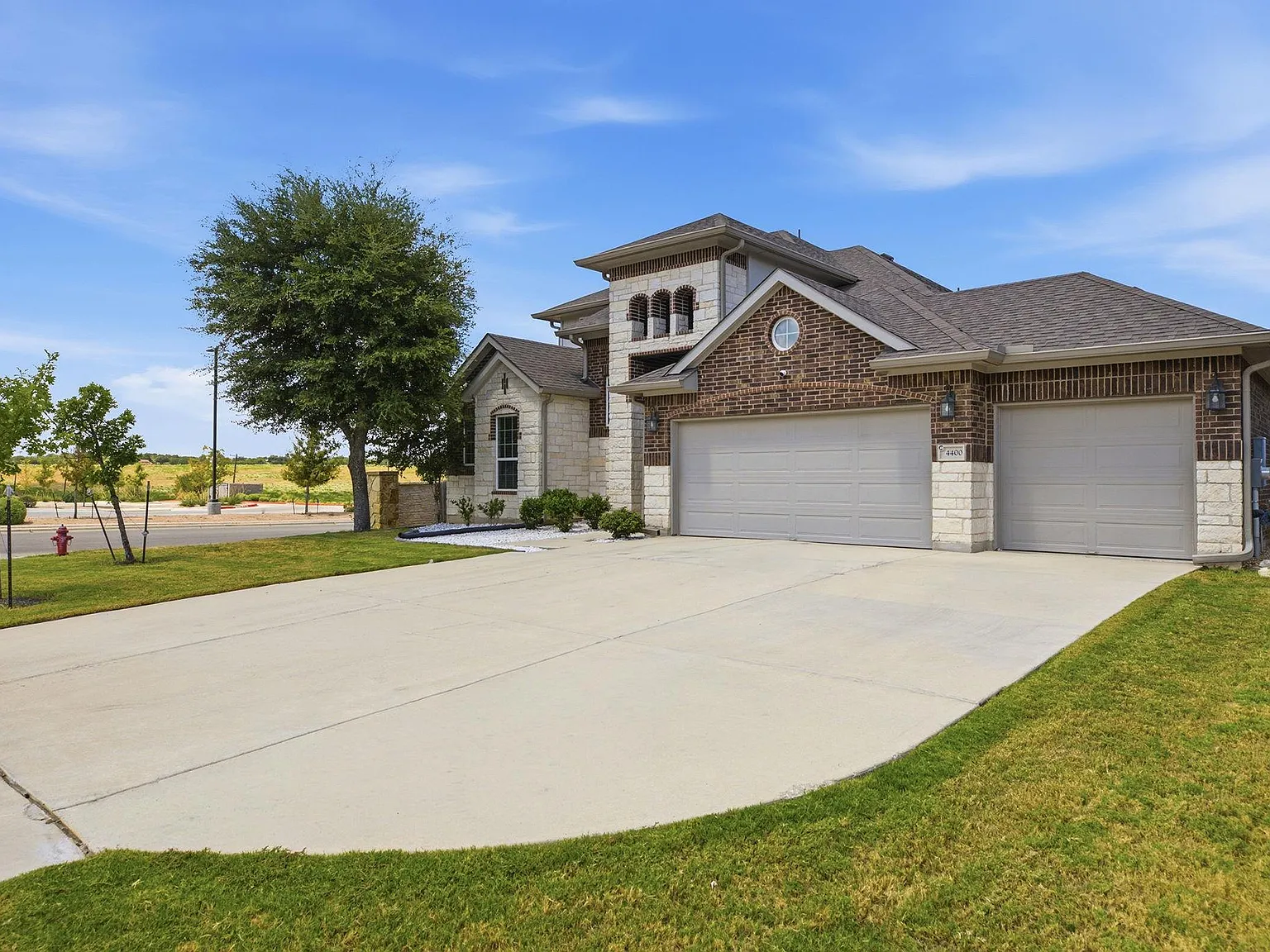 4 bed, 3.0 bath, 2651 sqft, $3,000 — Photo 2