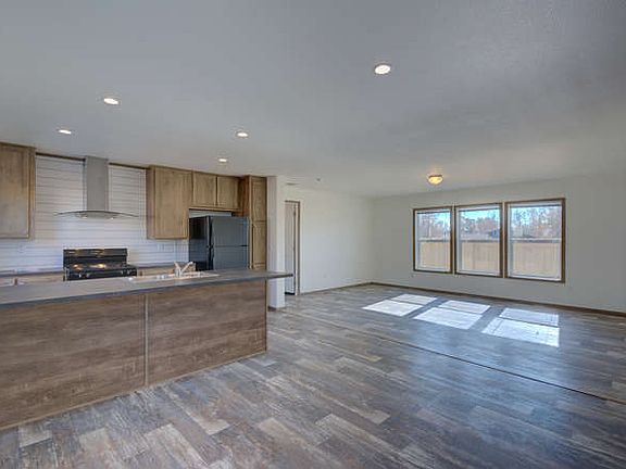 4th image of 206 Winnipeg St