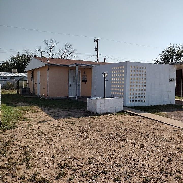 1st image of 704 S Plaza Dr