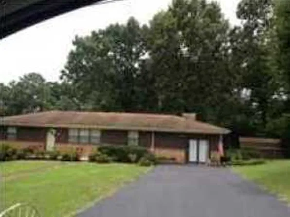 170 Hilltop Dr, Rossville, GA 30741