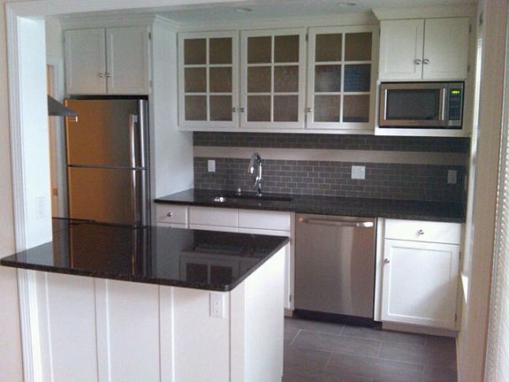 Kitchen (granite counters, porcelain floors, stainless appliances)