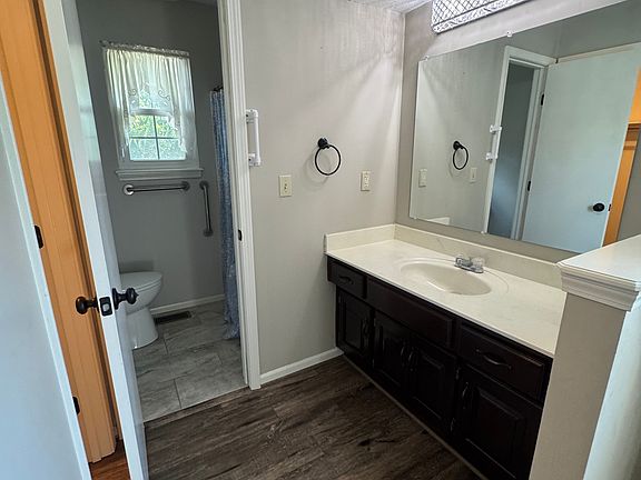 4th image of 705 NE Colleen Dr