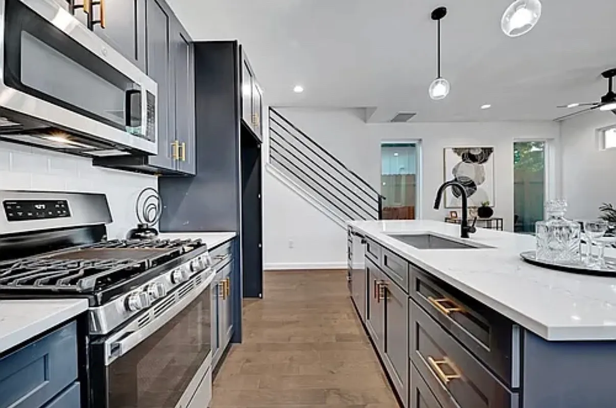 2 bed, 2.5 bath, 1352 sqft, $2,350 — Photo 2