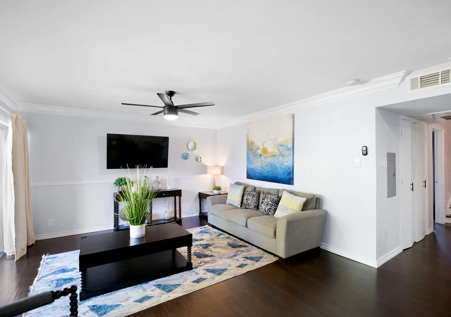GP36B World Cup Stay - 10min to AT&T - Sleeps 6 - Public Transit — Photo 2