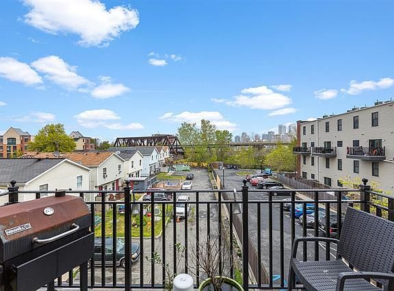 2nd image of 435 Whiton St #2