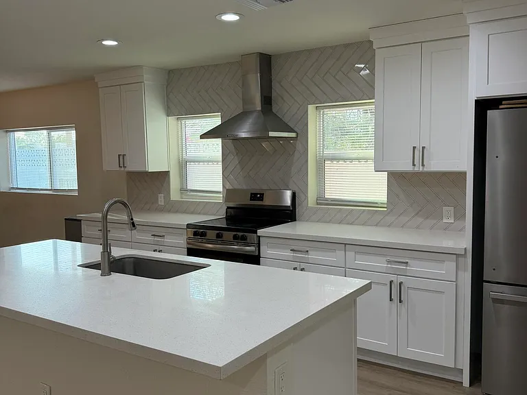 3722 S Grandview Ave — Photo 2