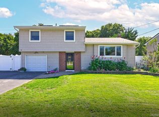 21 Campo Ave, Selden, NY 11784