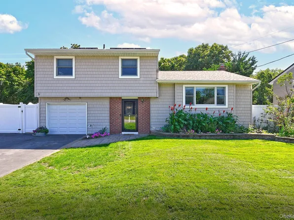 21 Campo Avenue, Selden, NY 11784