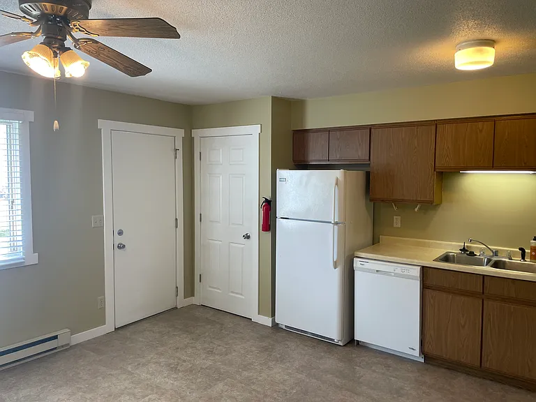 907 Valley Ct — Photo 3