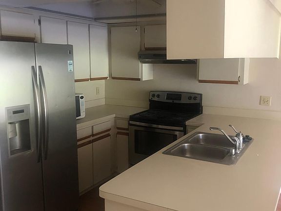 4th image of 413 Somerset Ln #29
