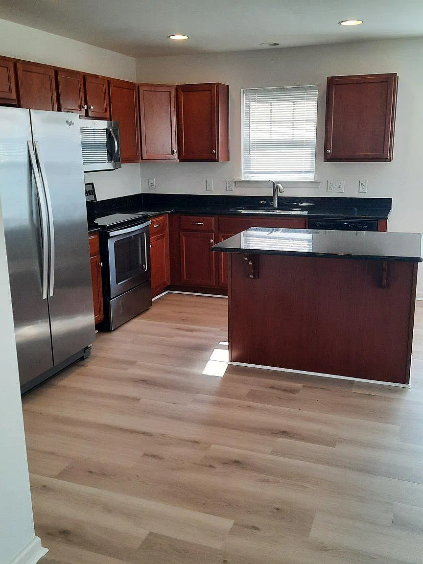 3 bed, 2.5 bath, 2004 sqft, $2,050 — Photo 4