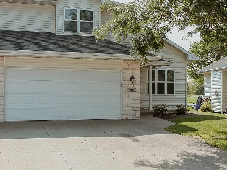 2810 Hunters Run Ct — Photo 3