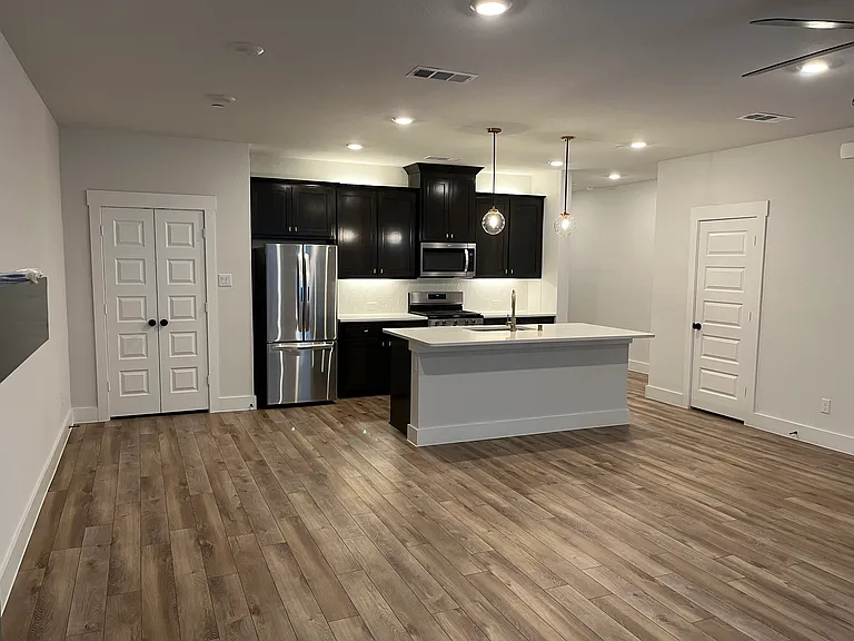 612 Laurel Ln — Photo 5