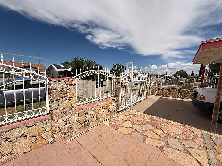 5012 Royal Dr — Photo 4