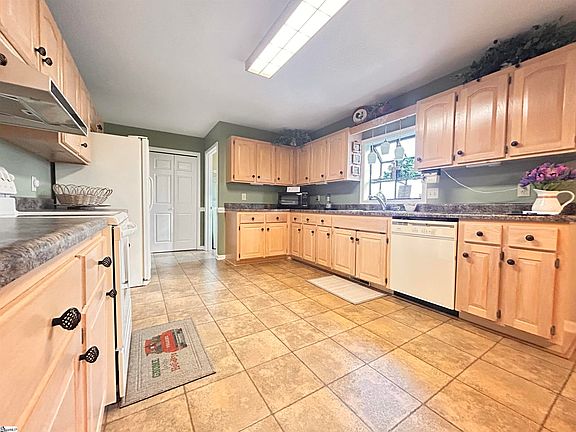 3rd image of 173 Bolt Rd