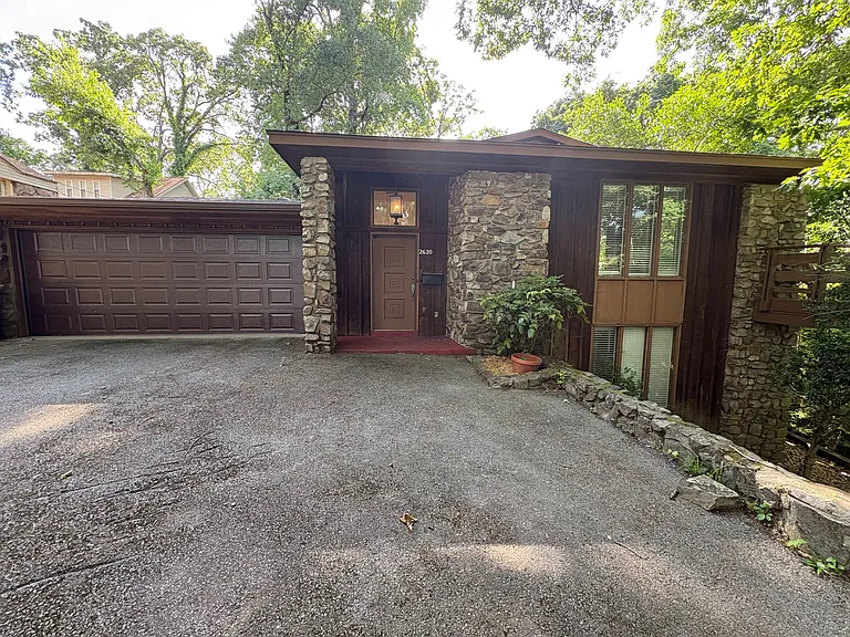 2620 N Taylor St — Photo 1