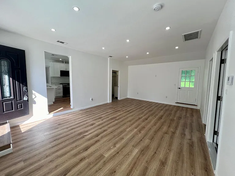 2044 Holly Dr #4 — Photo 2
