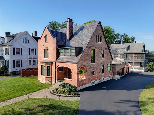 228 N Main St, Canandaigua, NY 14424
